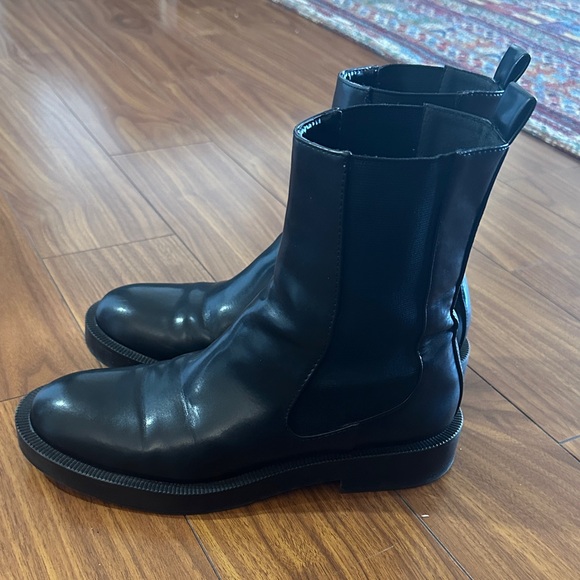 Women’s Black Chelsea Boots - Picture 3 of 5